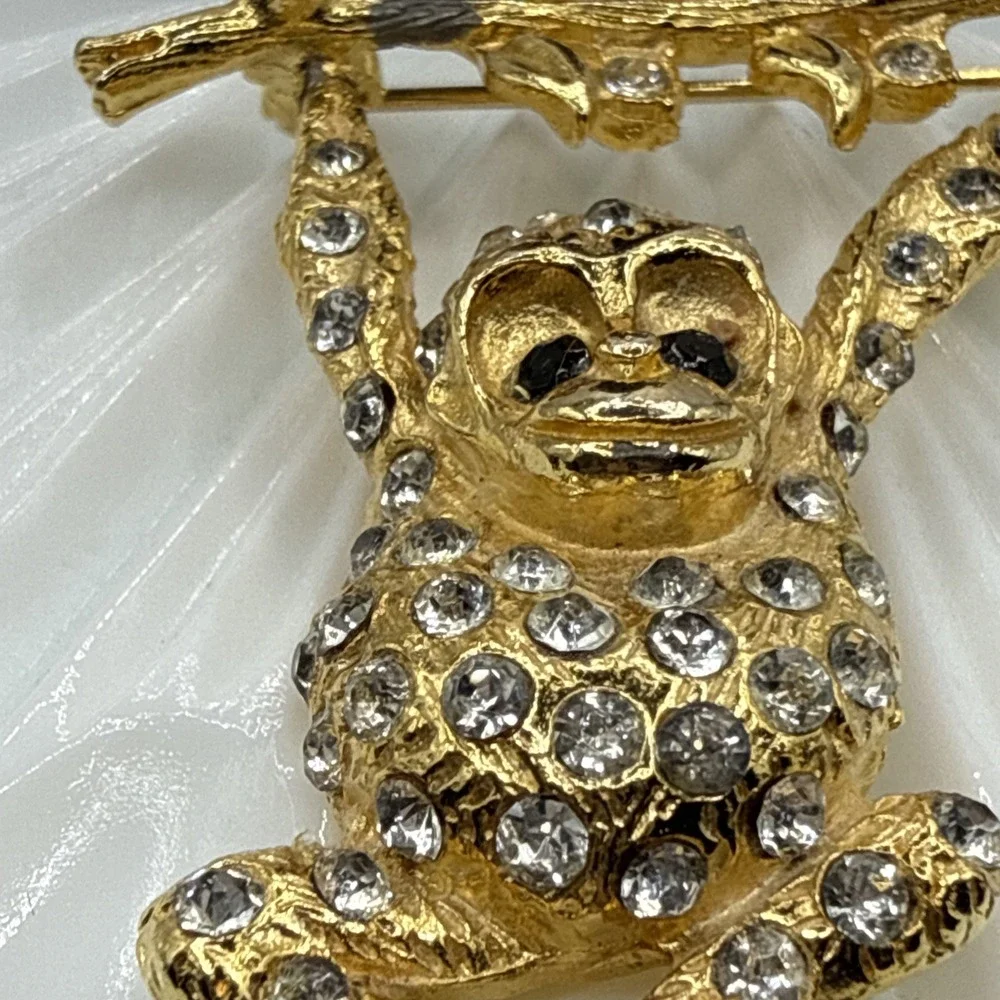 Vtg Brooch PLAYFUL SWINGING MONKEY WHIMSICAL FIGURAL ART DECO REVIVAL BLACK EYES